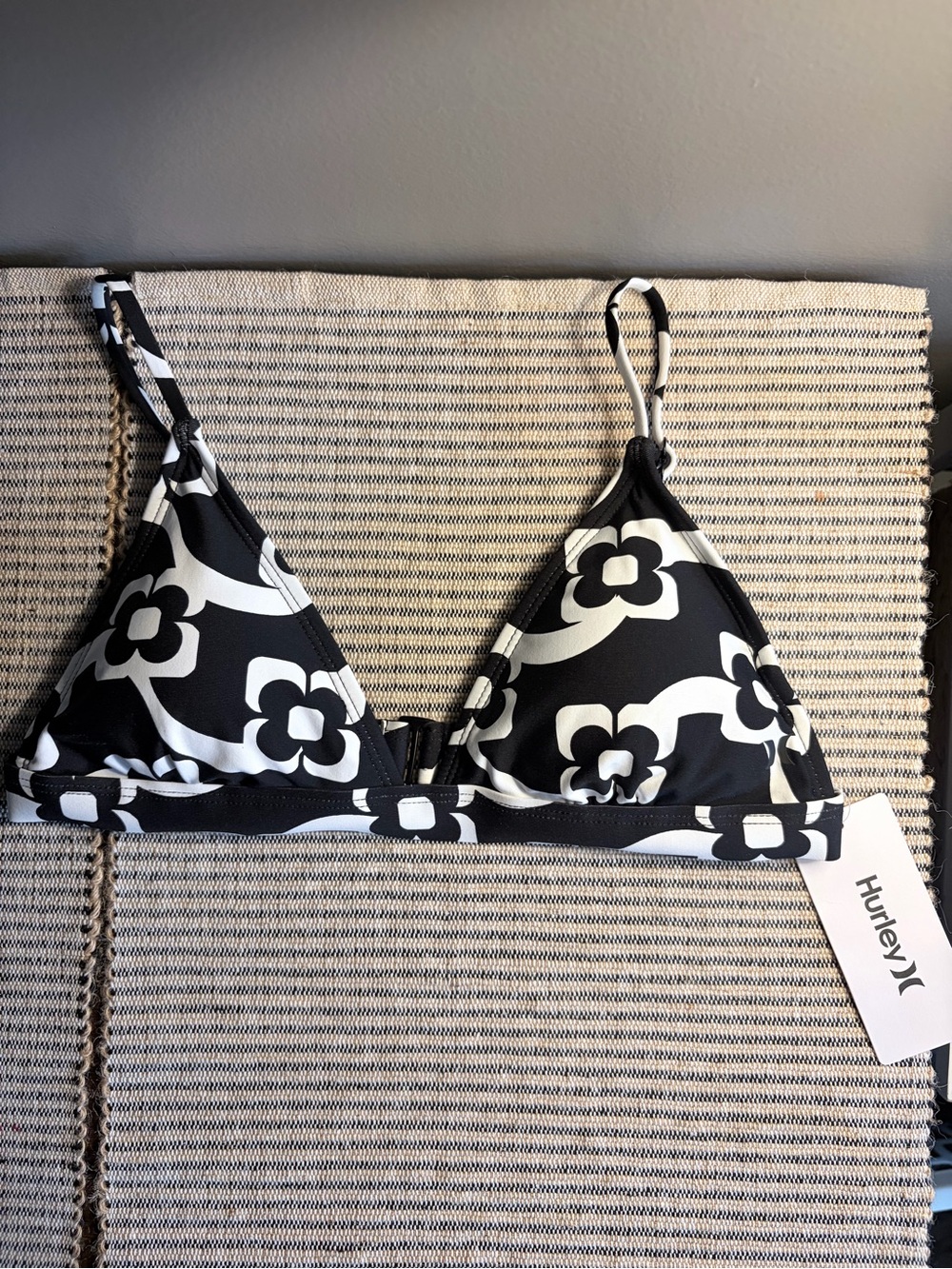 Hurley Groovin Black & White Floral Print Women’s Bikini Top NWT